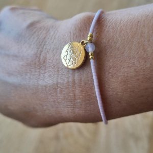 Pulseras niña y adulto de cuentas pequeñas y medalla dorada con angelito