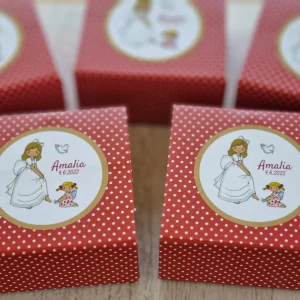 Cajitas de cartón decorado con caramelos de café con leche