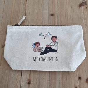 Estuche de (407 gr/m2) tamaño  (19x18 cm)